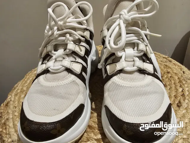 شوز حريمي Louis uitton أصلي 100% اللون أوف وايت مع مونو غرام تم تنظيفه تنظيف احترافي الشكل الخارجي م