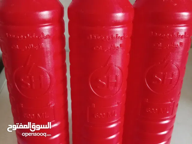 علب ماء مقطر فارغة