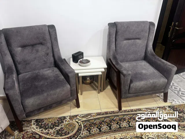 الكرسي هو كرسي منفرد مودرن (Armchair) يتميز بتصميم عصري وأنيق، وغالباً ما يأتي ضمن أطقم الكنب التركي