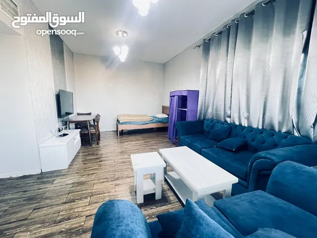 غرفة وصالة مفروشة بالكامل في كورنيش عجمان أول صف للايجار الشهري