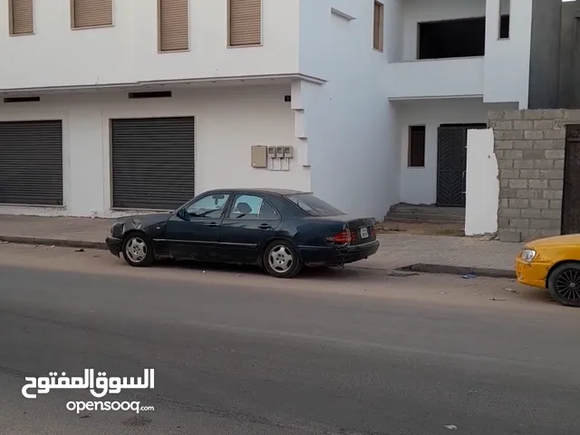 مبنى جديد للييع على الطريق الفرعي في الهضبة الخضراء