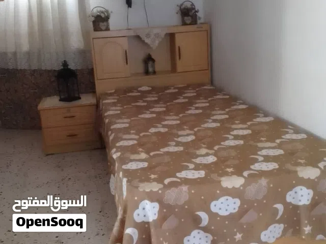 سرير بأرفف مغلقة وكمدينو