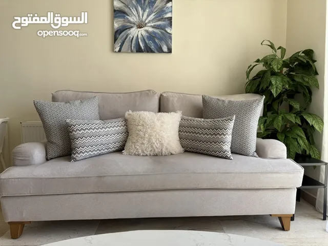 طقم كنب فخم جاكسون + طاولة وكراسي IKEA للبيع