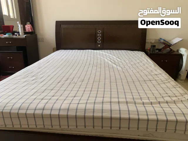 سرير متوسط الحجم للبيع