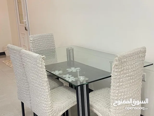 طاولة طعام راقيه وبحاله ممتازه  dining table