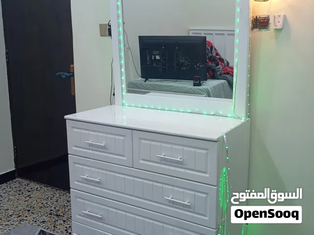 ميز تواليت مع ميوزه2 جانبيه
