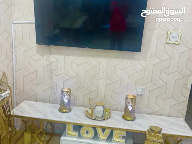 طاولة تلفاز ستيل ذهبي مع سطح رخام ثقيل  برواز لوحة فنية جميلة