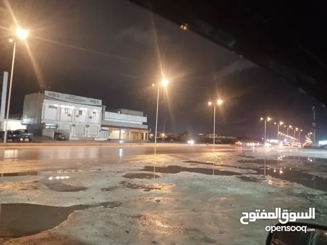 750م2 مبنى تجاري 3 طوابق وهنقر طريق النهر قرب مفترق الشرطة العسكرية للإيجار بالكامل