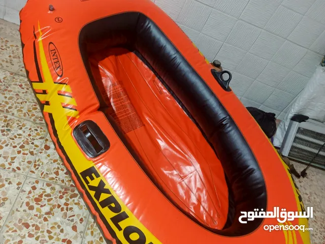 زورق نفخ نظيف