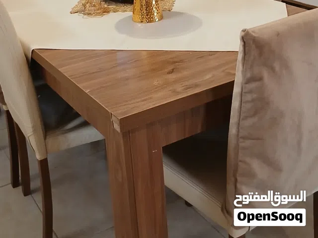 طاوله للبيع شبه جديده نطيفه للبيع