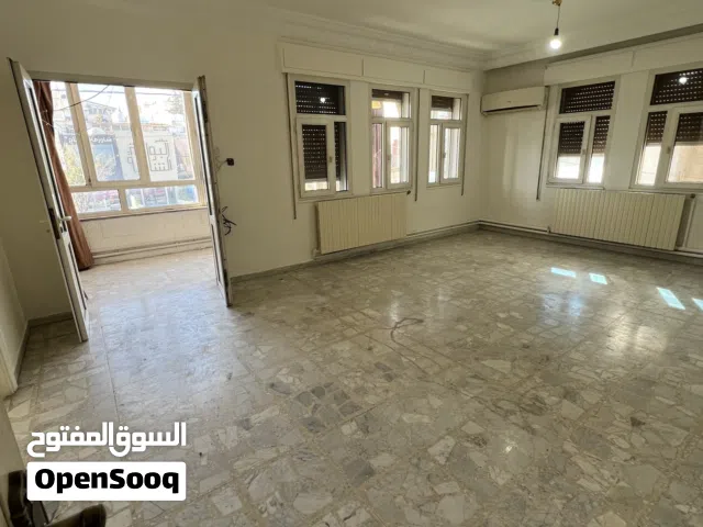 شقة طابق أول للإيجار شارع عبدالله غوش 250$