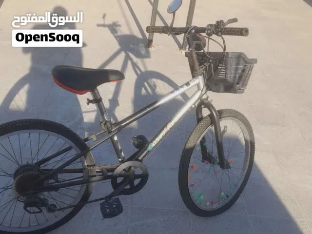 للبيع دراجة هوائية (بسكليت) بحالة جيدة دراجة عملية ومناسبة للتنقل اليومي، مزودة بسلة أمامية