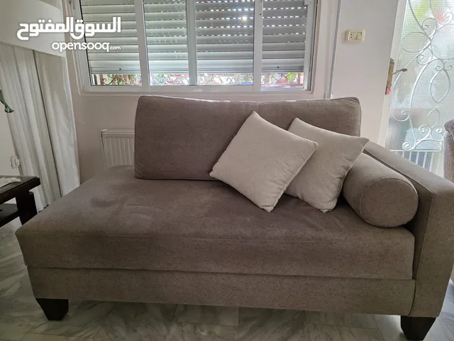 كنب بحالة جيدة مع المخدات