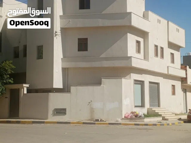 منزل في سوق الجمعة الحشان مساحة الارض 203 م بقرب من مدرسة أم القرى عقار متكون من طابقين وجهاتين