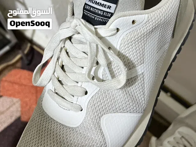 حذاء نوع همر. ابيض وبيج