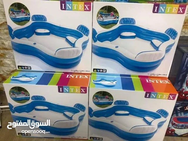 بركة سباحة عائلية مع اربعة مقاعد