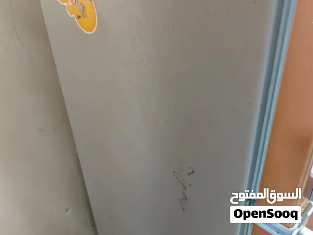 ثلاجه للبيع جدا نضيفه