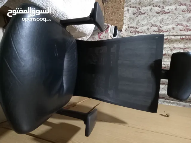 للبيع كرسي مكتبي بيزبط للجيمينغ بحالة تحت الوسط للبيع بسعر مغري