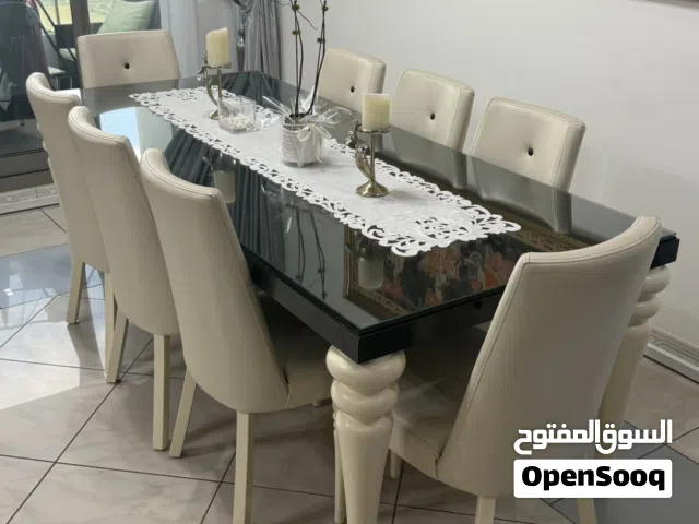 سفرة طعام مع خزانة عرض للبيع – حالة ممتازة