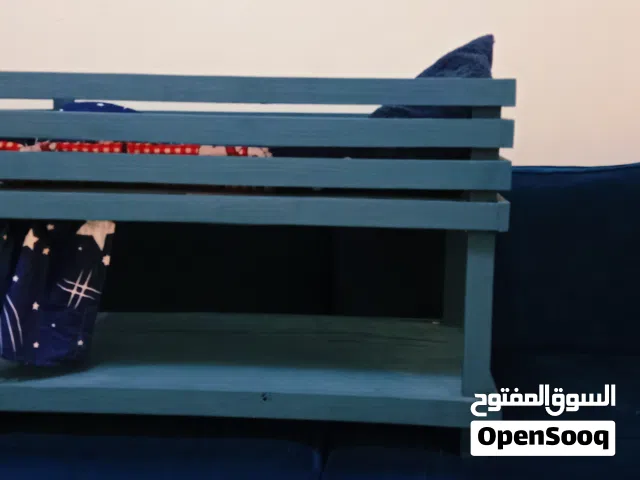 سرير اطفال هندول خشب كامل وبسعر عرطه مع اللحاف مع شلف للتخزين بالاسفل