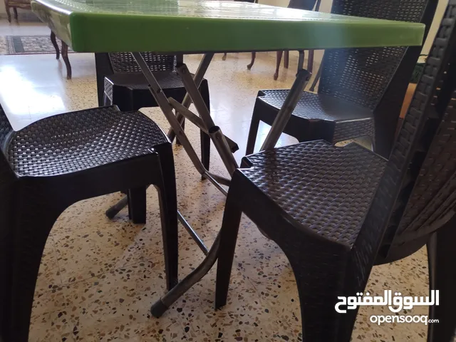 طاوله صغيره مع 4 كراسي