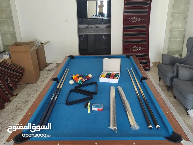 Knightshot billiard table 8 ft with extra knightshot cues and extra set of balls etc...