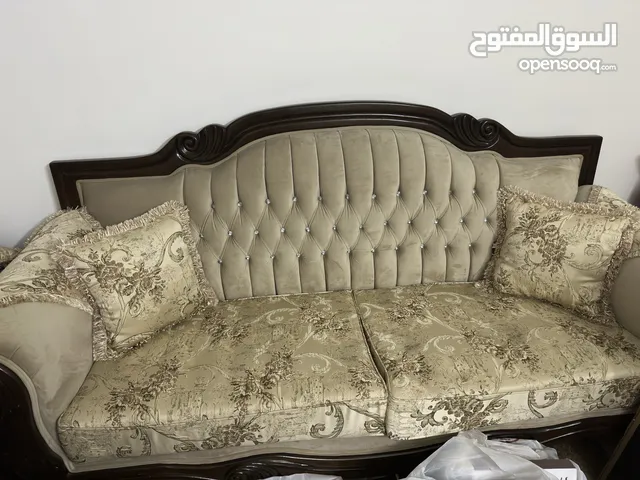 طقم كنب غرفة ضيوف 9 مقاعد + طقم طاولات خشب ثقيل استخدام قليل جداً بحال الوكالة للبيع