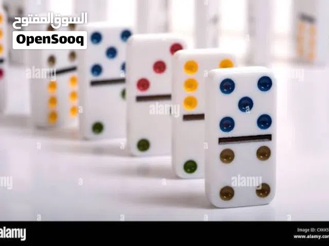 حجارة عظم لعبة دومينو الملونه المزدوجه  التحدي و الذكاء و المرح و الحظ  لشخصين او اربعة اشخاص