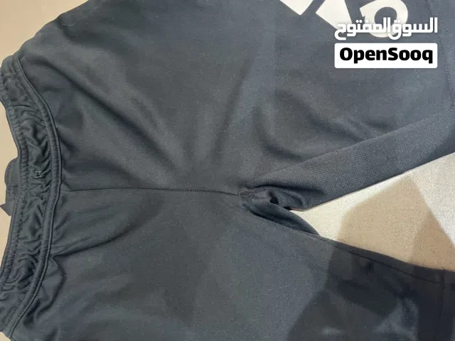 ما نلبس غير خمس مرات مرتب مافي أي خدوش ولا أي وسخ