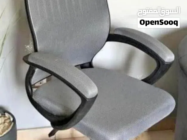 كرسى مكتب موظفين او للبيت الكرسى بمسند للرأس وبه ارتفاعات متوفر بالوان مختلفه متوفر خدمه توصيل......
