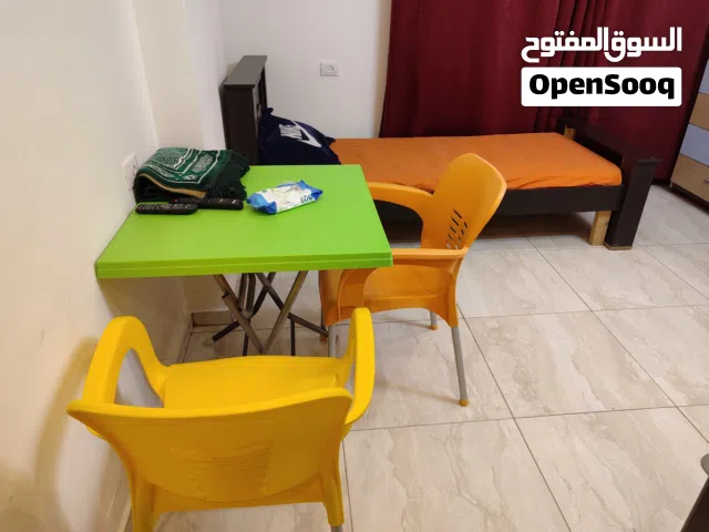 ستوديو دكتور او طالب طب بجانب المستشفى العربي