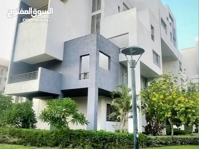 متاح الشقة للايجار قانون مدينتي في B8 مساحه 252م 3غرف و3حمام اول ساكن