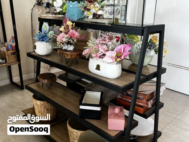 للبيع معدات متجر ورد ( طاولات و أرفف )