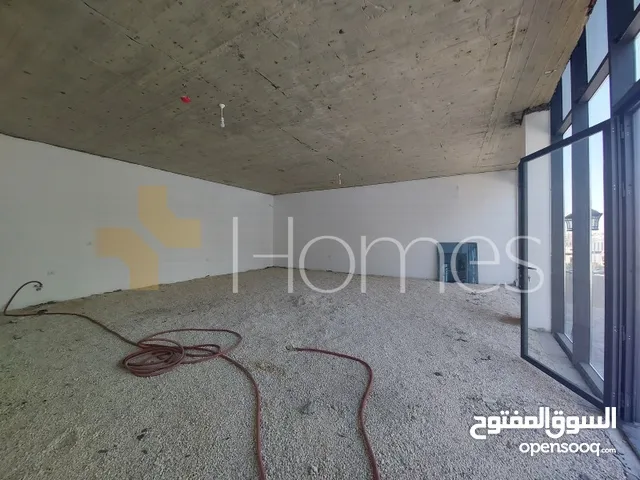 معرض تجاري بمجمع حديث البناء للايجار في الدوار الخامس بمساحة بناء 110م
