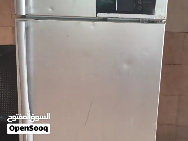 ثلاجة ماركة LG وغاز من اربع عيون ممتاز شغال 100٪  وفرن بشتغل من تحت ومن فوق( اربع عيون)