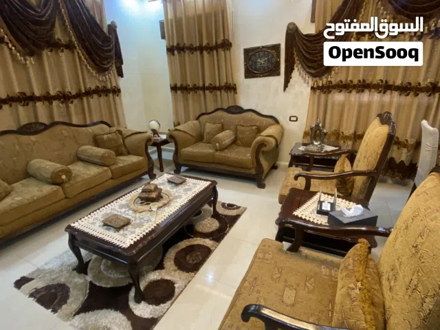 طقم كنب فخم وقوي جدا خشب زان مافي اي مشكله مع الستائر والطاولة الوسط