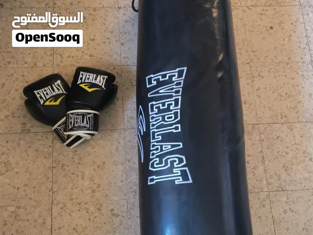 بكس ملاكمة مع كفوف ملاكمة مستعمل خفيف كنت ضابو فترة سبب البيع  عدم التفرغ بسبب العمل