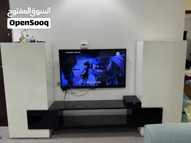 تلفزيون 50 بوصة LG مع طاولة التلفزيون وطقم طاولات 3 قطع.