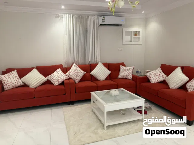 كنب من المطلق فاخر وجديد نظيف جداً