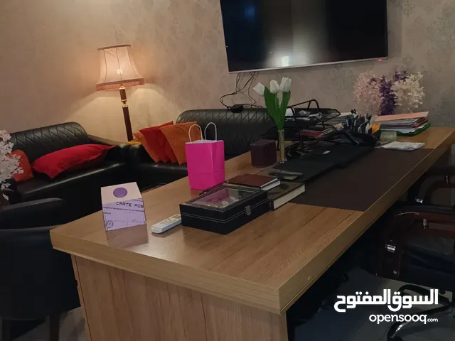مكتب رئيسي كبير وفخم مع كرسي رئيس مكتب كبير