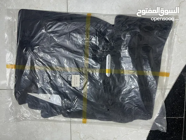أرضيات كاربت كورولا كروس 2024 جديدة ما مفتوحه من الجيس للبيع اصليه مال سيارة