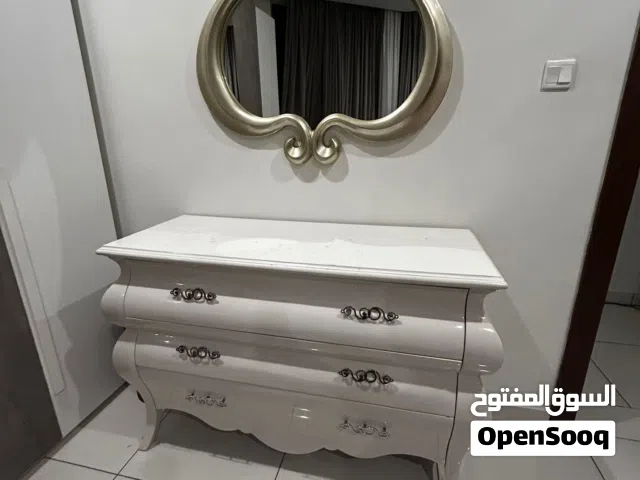 للبيع غرفة نوم سرير مع الفرشة و 2كومدينة و تسريحة بحالة جيدة تواصل وتساب فقط