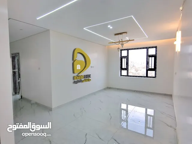 شقة للبيع في صنعاء بيت بوس قريب مجمع العرب جاهزة للسكن مكونة من 5 غرف مساحة واسعة جدا في قلب الخدمات