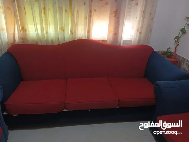 طقم كنب جلوس بحالة جيدة قابل لتفاوض بأشي بسيط