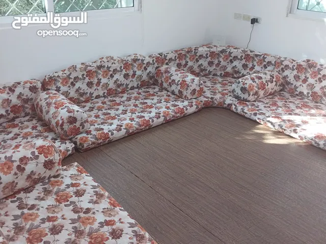 للبيع فرش عربي أرضي عدد 4 فرشات وعدد 3 زوايا (مساند جانبية) نظيفين جدًا، بحالة ممتازة