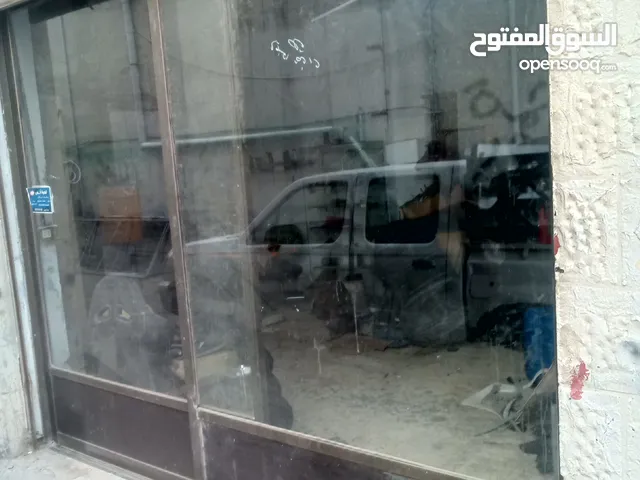 واجهة المومنيوم بحاله ممتازه مع زجاج سيكوريت بحاله ممتازه مع سكك وقوائم كاملة للبيع بسعر معقول