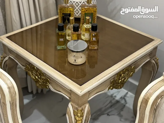 3 طاولات ( كبيره و2 وسط زاويه )