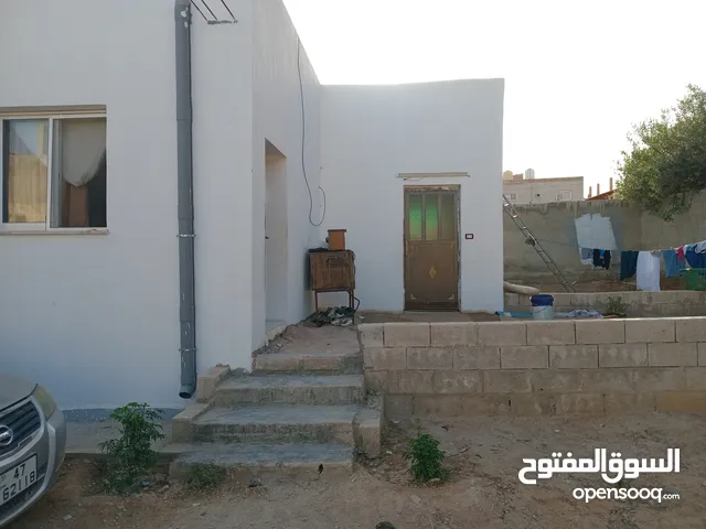بيت للبيع مكون ثلاث غرف وحمام ومطبخ وبرنده وحوش كراج سياره