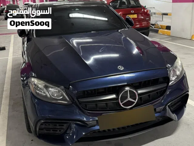 مرسيدس بنز الفئة E موديل 2018 نظيفة بأزرق مع مواصفات أمريكية