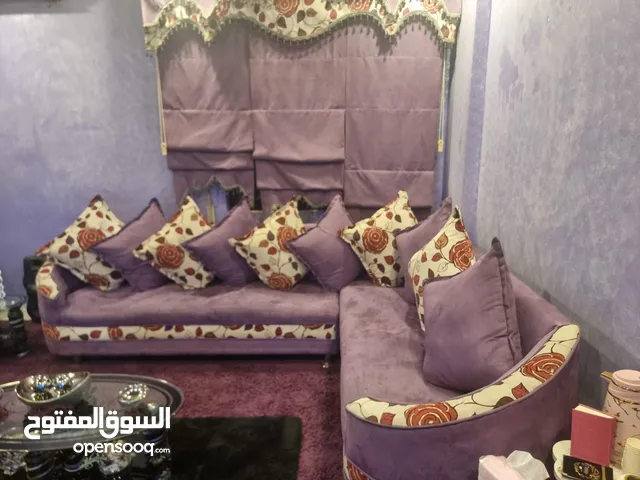 كورنر وطقم طاولات وسط مع طاولتين صغار مع البرادي والموكيت وطاولة الشاشة وخزانة احذية للبيع